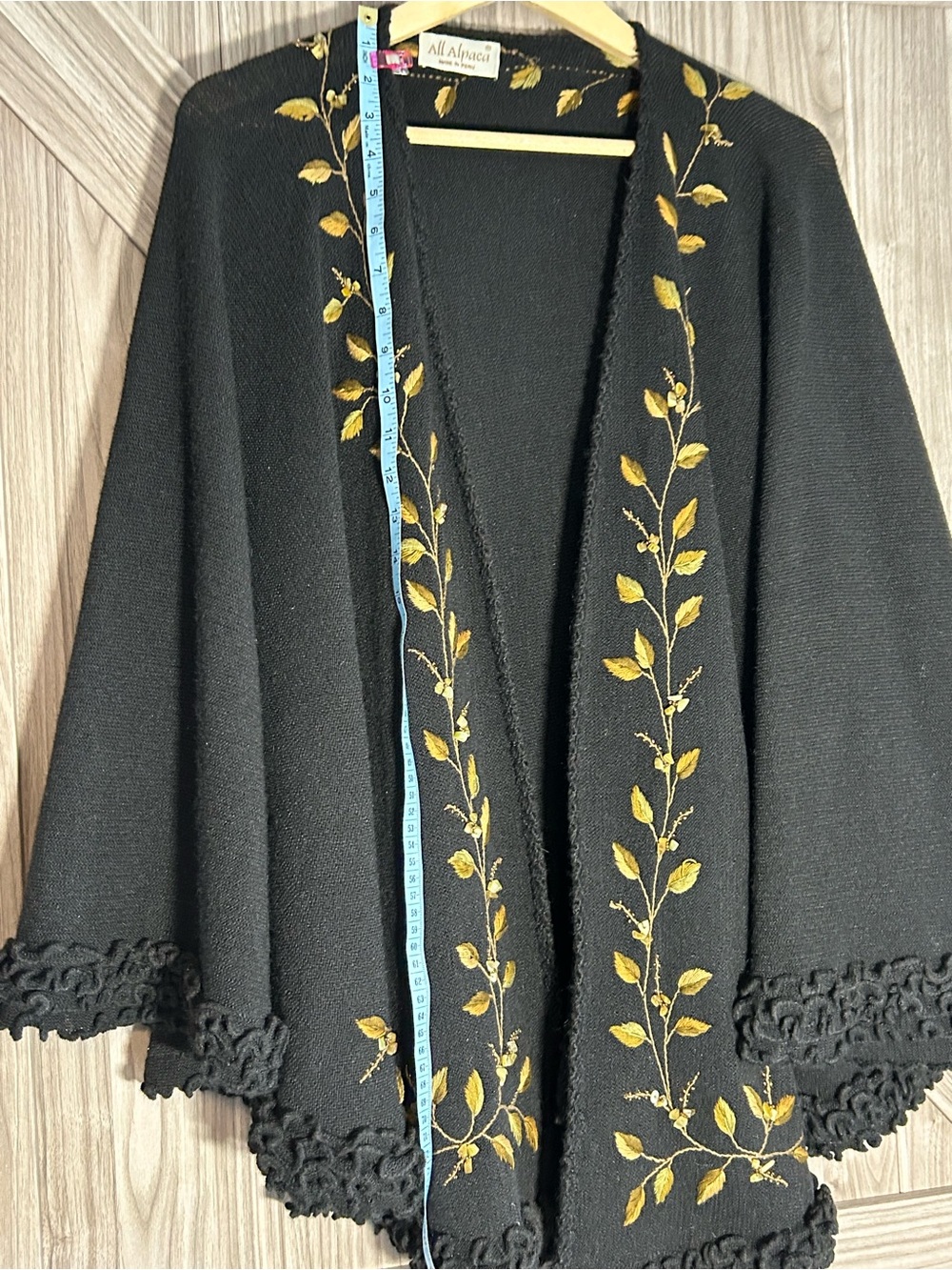 ✨ Vintage All Alpaca Embroidered Gold Leaf Beaded Stone Ruana Cape ✨ - Picture 7 of 7